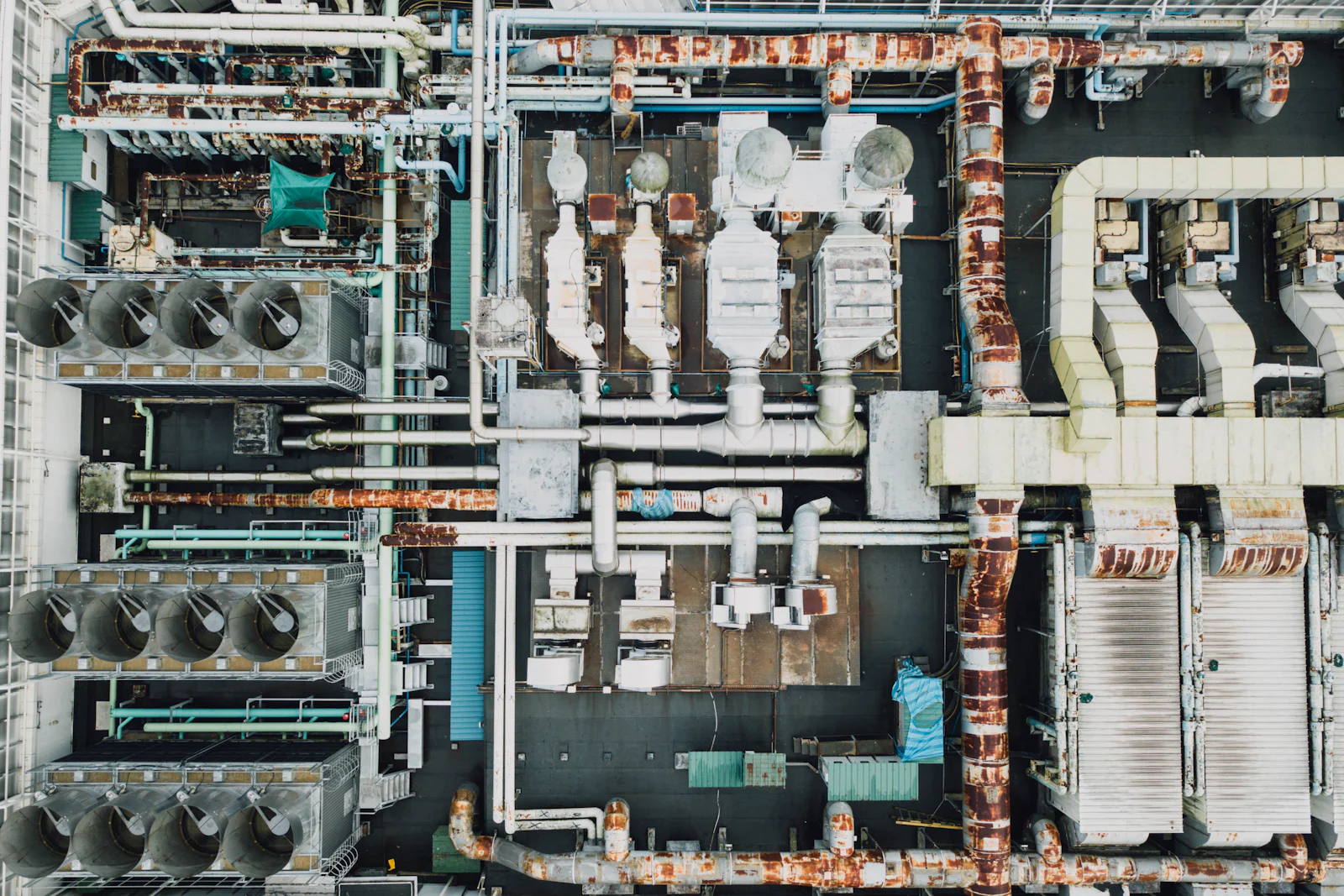 Vue aérienne d'une unité industrielle, réseaux de tuyauteries et équipements